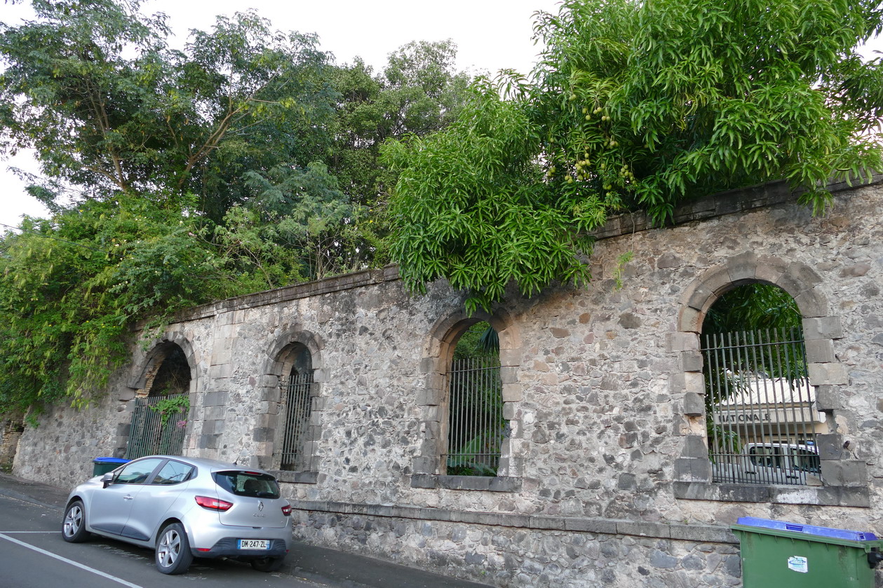 11. Saint-Pierre ; des murs d'avant 1902 sont toujours debout