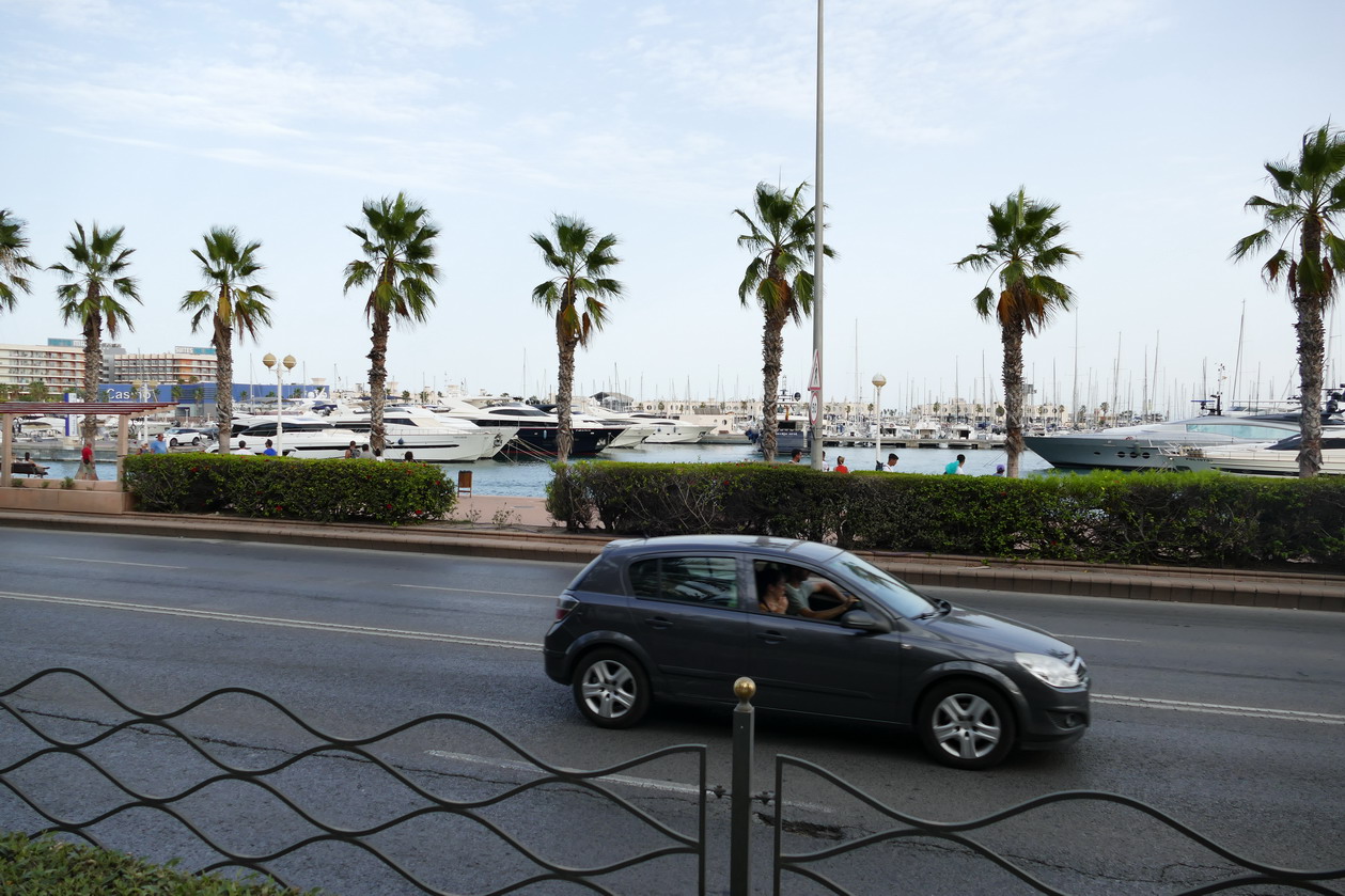 21. Alicante, les très belles promenades coupées malheurement par un axe de circulation très fréquenté
